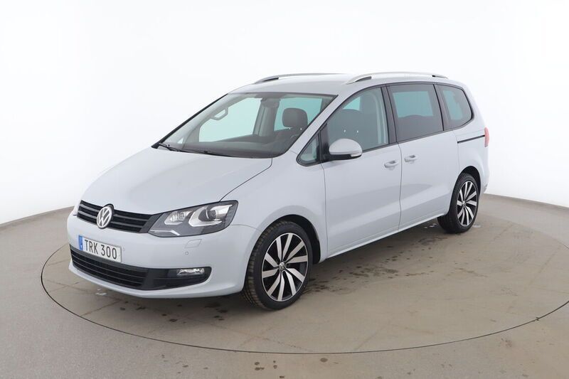 Ljusgrå Begagnad 2018 VW Sharan GT Minibuss | 227 000 kr (Bra pris) - Bild 1/4