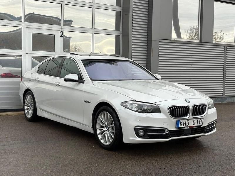 Vit Begagnad 2013 BMW 528 Luxury Line Sedan | 139 900 kr (Marknadspris) - Bild 1/4