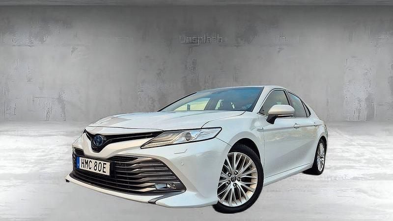 Vit Begagnad 2019 Toyota Camry Hybrid Executive Sedan | 159 900 kr (Dyr) - Bild 1/4