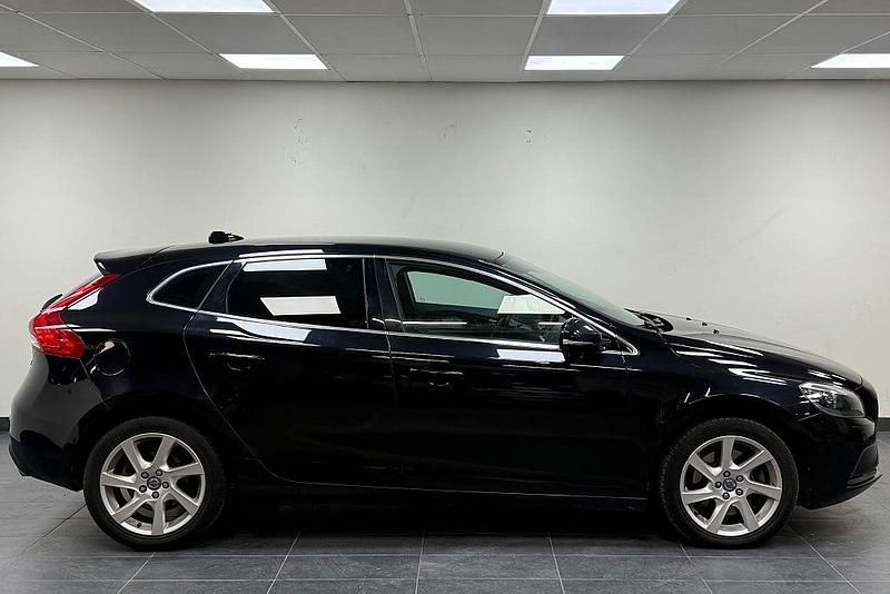 Begagnad Volvo V40 Momentum 150 HK (110 kW) 2012 Svart Kombi