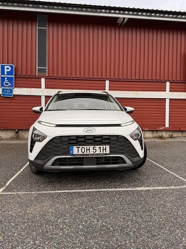 Vit Begagnad 2023 Hyundai Bayon Essential SUV | 189 000 kr (Marknadspris) - Bild 1/4