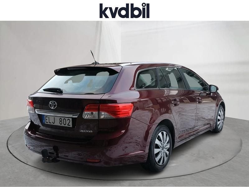 Begagnad Toyota Avensis 2013 Röd Kombi