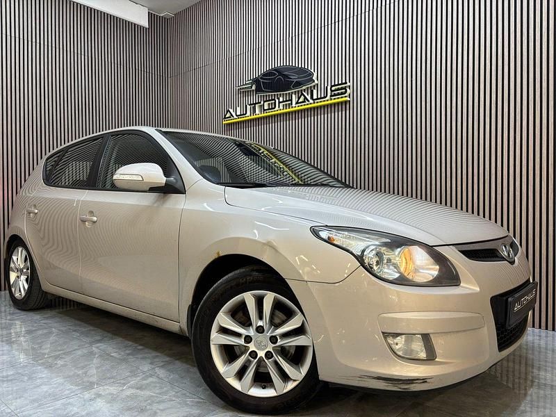 Ljusbrun Begagnad 2009 Hyundai i30 Halvkombi | 29 900 kr (Lite dyr) - Bild 1/4