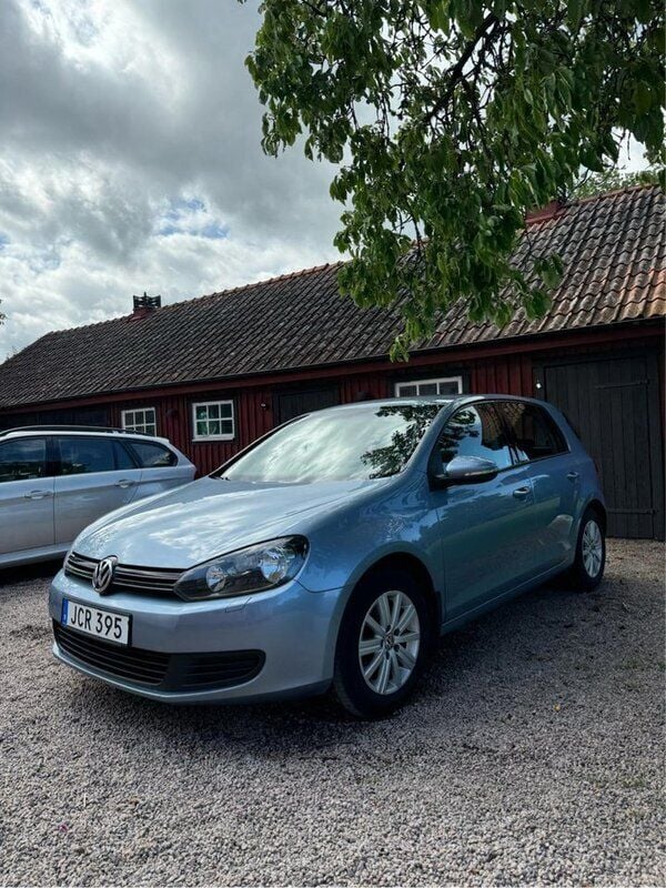 Blå Begagnad 2010 VW Golf VI Halvkombi | 70 000 kr (Marknadspris) - Bild 1/4