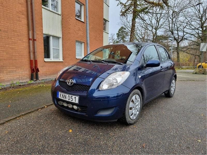 Blå Begagnad 2009 Toyota Yaris Halvkombi | 55 000 kr (Marknadspris) - Bild 1/4