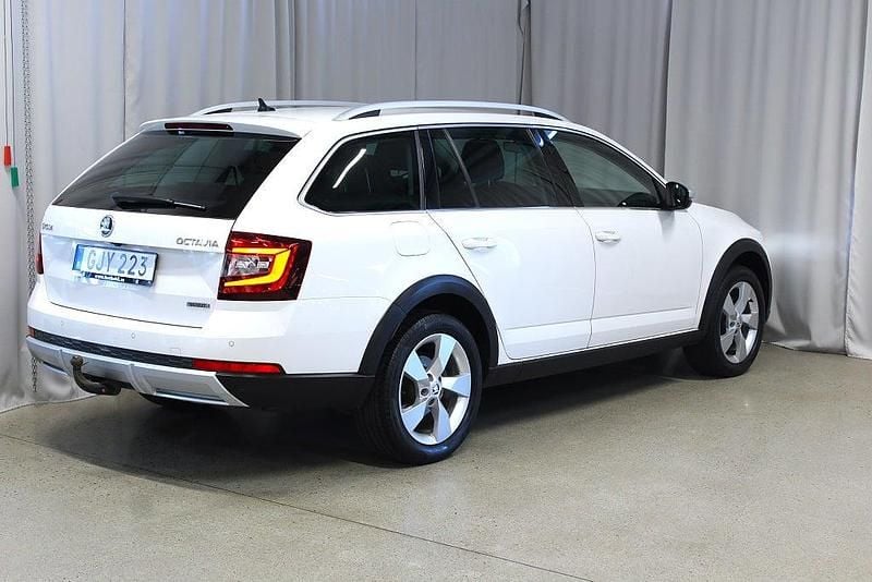 Begagnad Skoda Octavia Scout 150 HK (110 kW) 2018 Vit Kombi