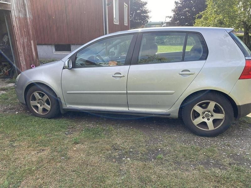 Silver Begagnad 2004 VW Golf IV Sportline Halvkombi | 18 000 kr (Marknadspris) - Bild 1/4