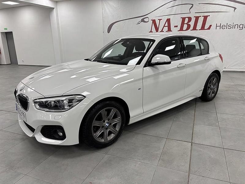 Vit Begagnad 2016 BMW 118 M Sport Halvkombi | 129 900 kr (Marknadspris) - Bild 1/4