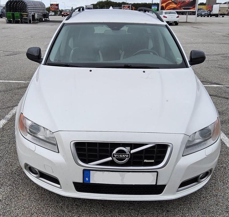 Begagnad Volvo V70 R-Design Momentum 180 HK (132 kW) 2011 Vit Kombi