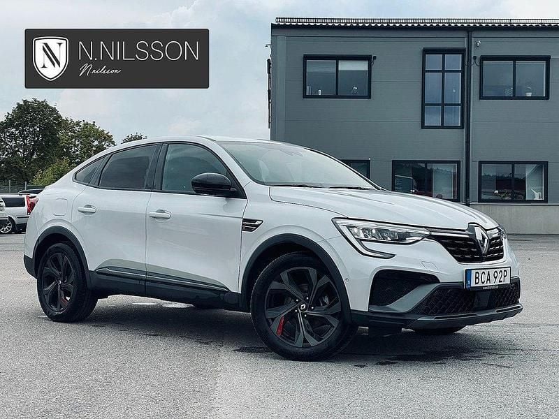 Vit Begagnad 2022 Renault Arkana R.S. SUV | 254 900 kr (Marknadspris) - Bild 1/4