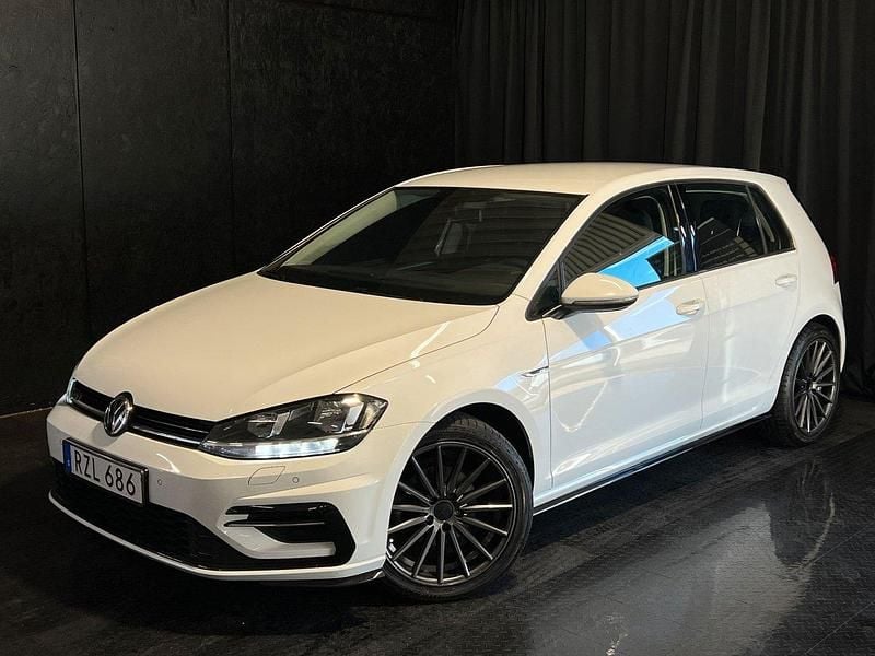 Vit Begagnad 2018 VW Golf VII R-line Halvkombi | 169 400 kr (Lite dyr) - Bild 1/4