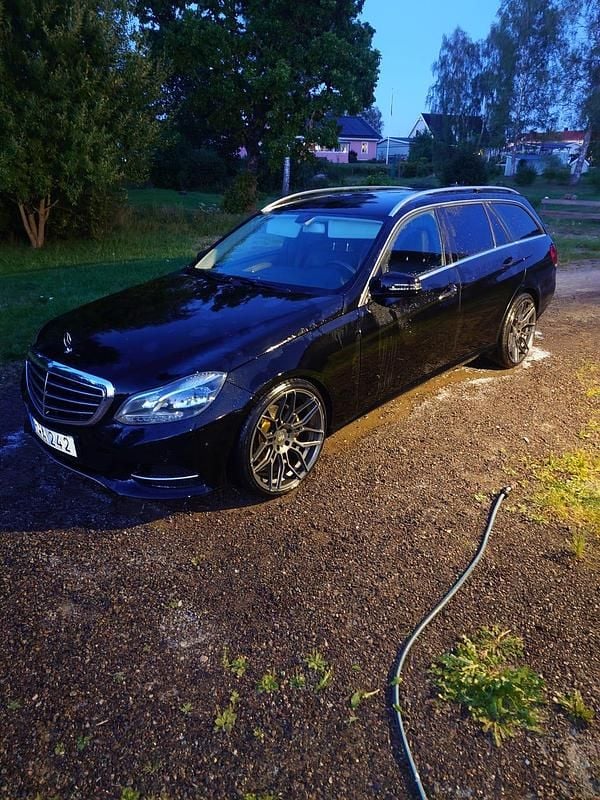 Deep black solid Begagnad 2016 Mercedes E220 Kombi | 129 900 kr - Bild 1/1