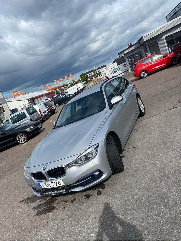 Silver Begagnad 2016 BMW 320 Sport Line Kombi | 159 000 kr (Bra pris) - Bild 1/4