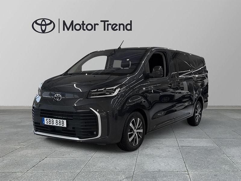 Grå Begagnad 2024 Toyota Proace Van | 529 900 kr - Bild 1/4