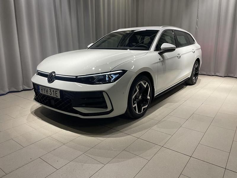 Vit Begagnad 2025 VW Passat R-line Kombi | 459 900 kr - Bild 1/4