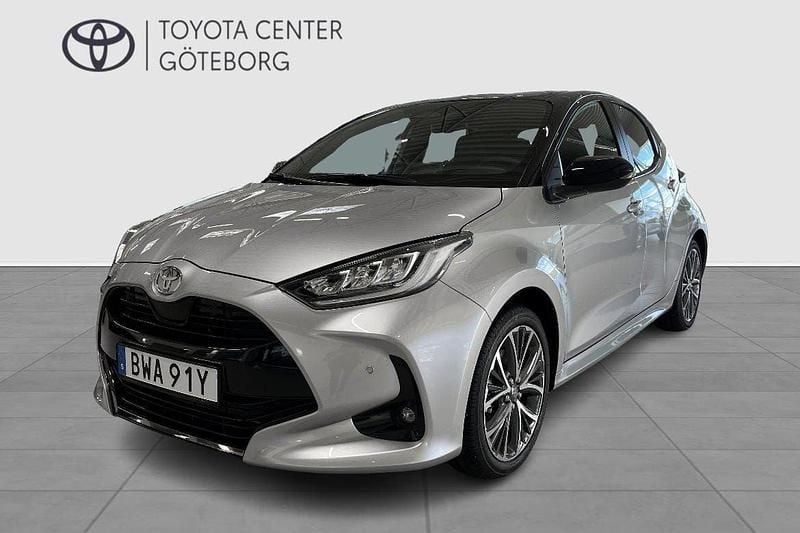 Silver Ny 2025 Toyota Yaris Hybrid Style Halvkombi | 304 900 kr (Marknadspris) - Bild 1/4