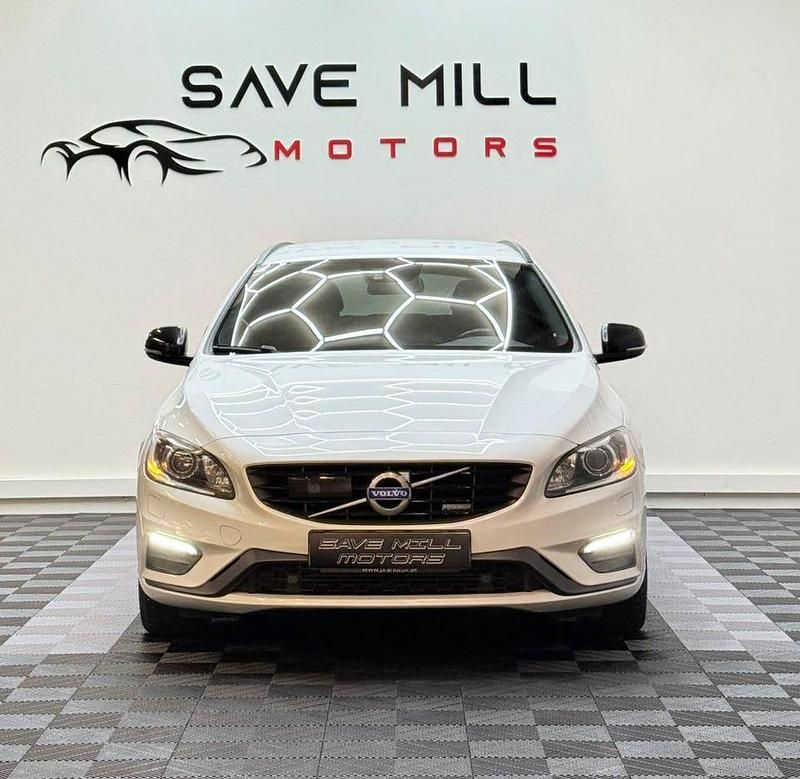 Vit Begagnad 2015 Volvo V60 R-Design Kombi | 194 900 kr (Dyr) - Bild 1/4