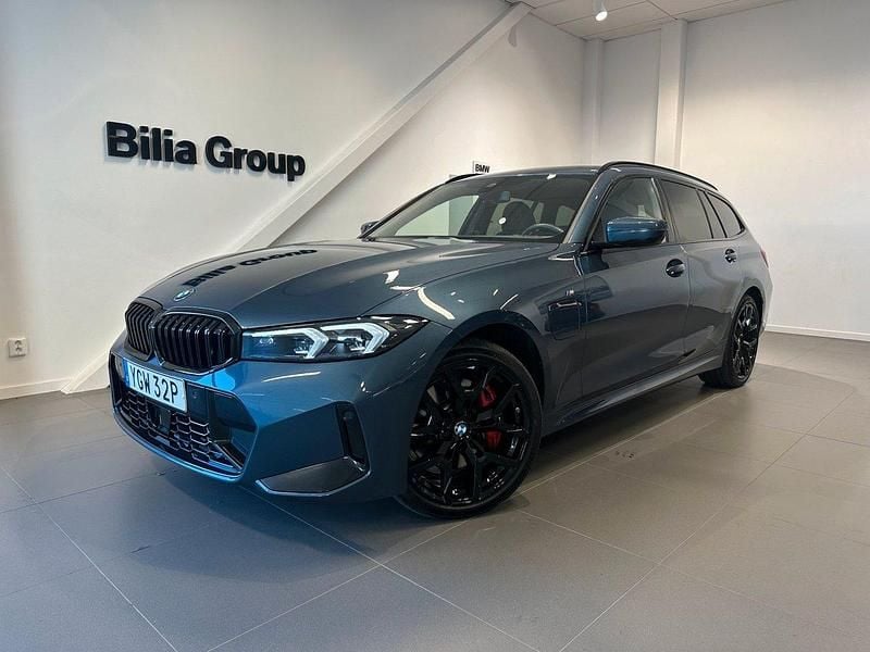 Blå Begagnad 2024 BMW 330e M Sport Kombi | 599 900 kr - Bild 1/4