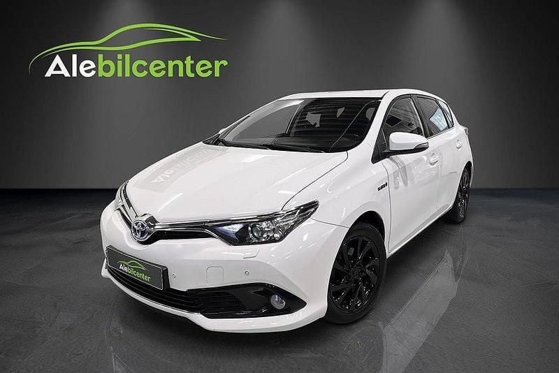 Vit Begagnad 2017 Toyota Auris Hybrid Active Halvkombi | 129 900 kr (Bra pris) - Bild 1/4