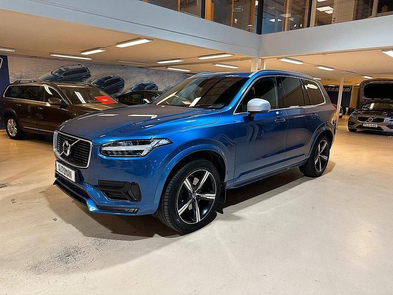 Blå (burstingblå metallic) Begagnad 2016 Volvo XC90 R-Design SUV | 314 900 kr (Marknadspris) - Bild 1/4