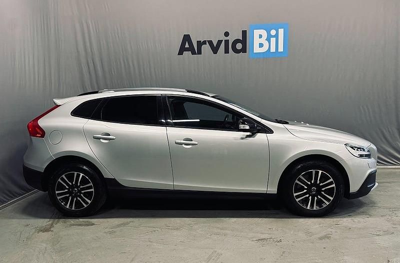 Begagnad Volvo V40 Momentum 150 HK (110 kW) 2019 Silver Halvkombi