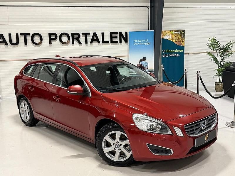 Begagnad Volvo V60 Momentum 179 HK (131 kW) 2011 Röd Kombi