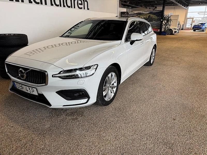 Vit Begagnad 2021 Volvo V60 Momentum Kombi | 249 900 kr (Bra pris) - Bild 1/4