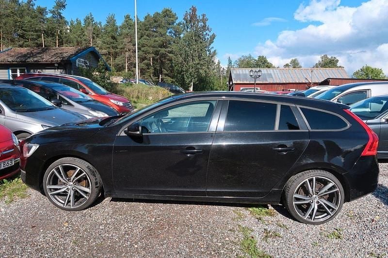 Svart Begagnad 2015 Volvo V60 Kinetic Kombi | 101 500 kr (Bra pris) - Bild 1/4
