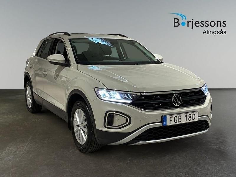Grå Begagnad 2023 VW T-Roc Life SUV | 234 900 kr (Marknadspris) - Bild 1/4