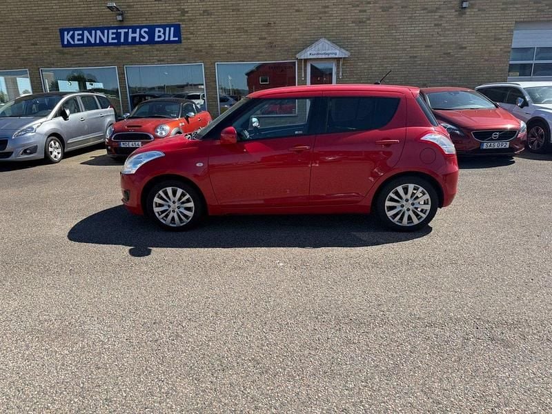Röd Begagnad 2011 Suzuki Swift Halvkombi | 89 500 kr (Marknadspris) - Bild 1/4