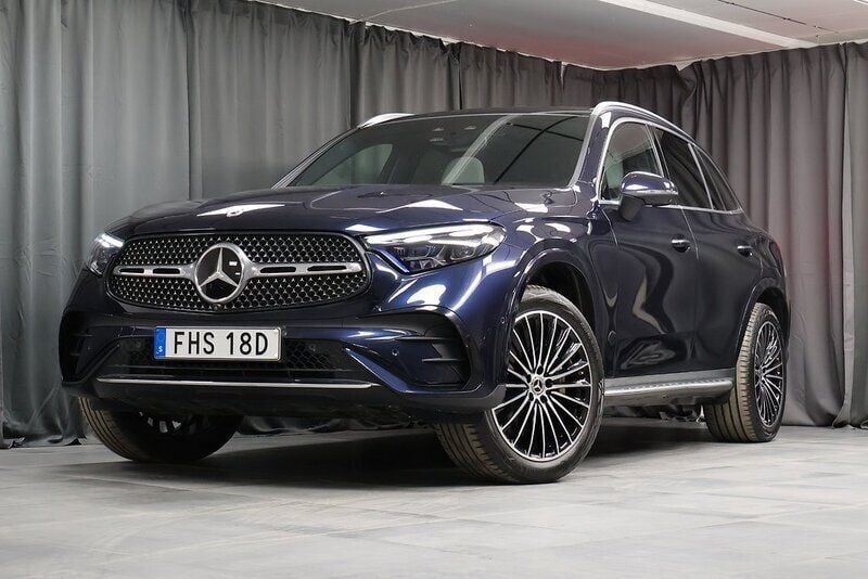 Mörkblå Begagnad 2023 Mercedes GLC400d AMG line SUV | 729 000 kr - Bild 1/4