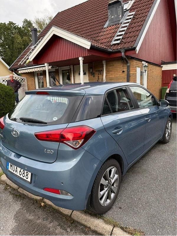 Blå Begagnad 2016 Hyundai i20 Premium Halvkombi | 115 000 kr (Marknadspris) - Bild 1/4