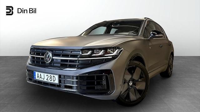 Grå Begagnad 2023 VW Touareg R SUV | 879 900 kr (Dyr) - Bild 1/4