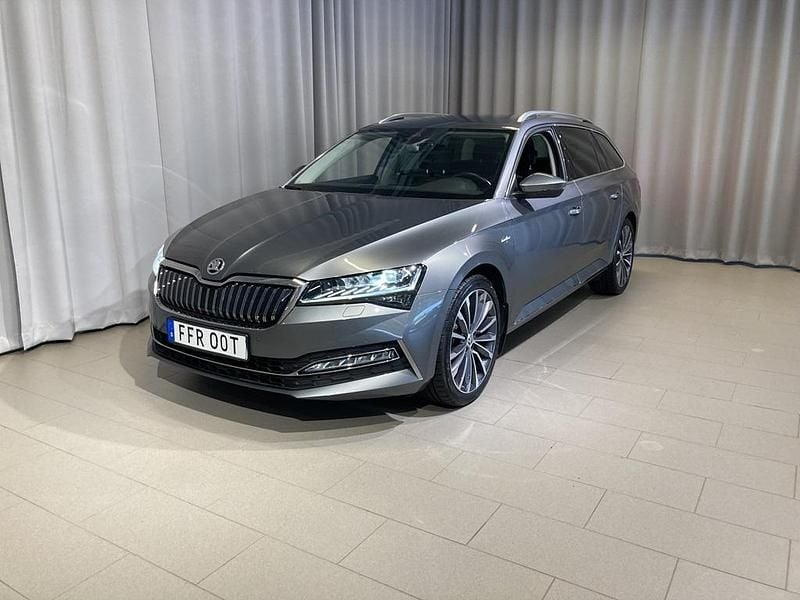 Grå Begagnad 2023 Skoda Superb Kombi | 339 900 kr (Lite dyr) - Bild 1/4