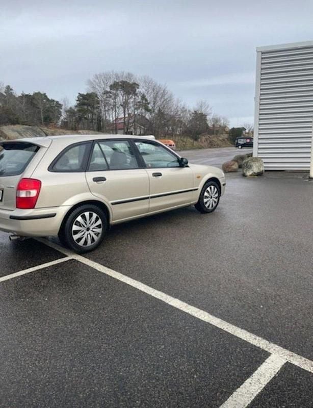 Grå Begagnad 2000 Mazda 3 Halvkombi | 15 000 kr - Bild 1/4