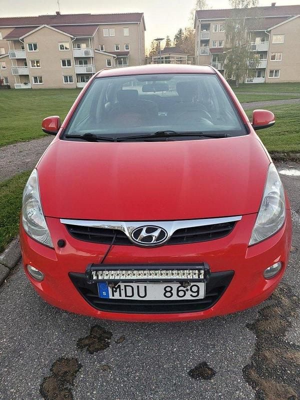 Röd Begagnad 2012 Hyundai i20 Premium Halvkombi | 49 000 kr (Marknadspris) - Bild 1/3