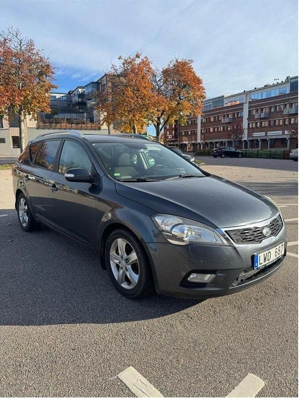 Grå Begagnad 2012 Kia Ceed Kombi | 59 000 kr (Bra pris) - Bild 1/4