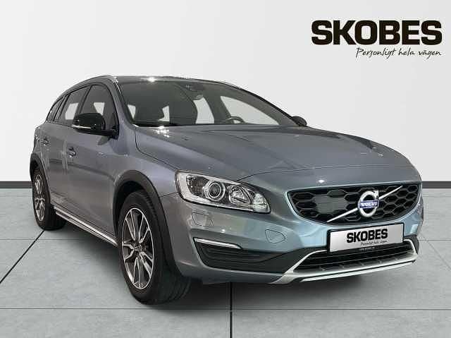 Ljusblå (blå) Begagnad 2017 Volvo V60 CC Summum Kombi | 230 000 kr (Bra pris) - Bild 1/3