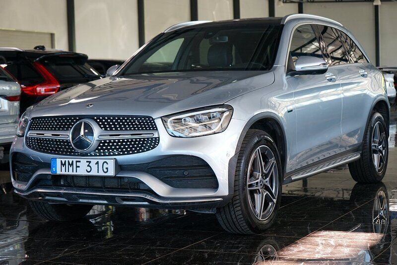 Silver Begagnad 2020 Mercedes GLC300e AMG SUV | 379 500 kr (Marknadspris) - Bild 1/4