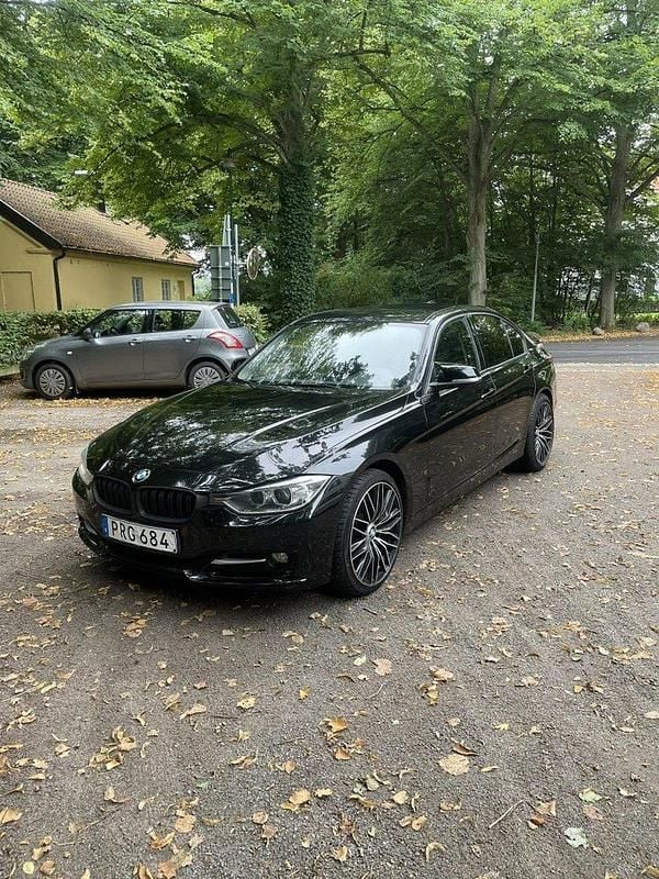 Röd Begagnad 2015 BMW 320 Sport Line Sedan | 125 000 kr (Superpris) - Bild 1/4