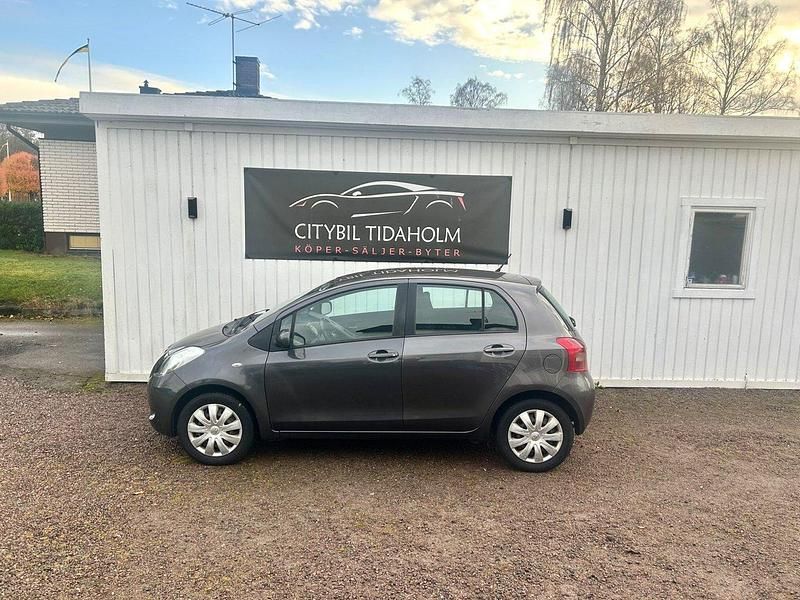 Grå Begagnad 2007 Toyota Yaris Halvkombi | 29 500 kr (Marknadspris) - Bild 1/4