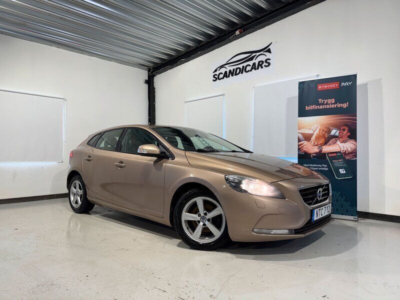 Brun Begagnad 2013 Volvo V40 Kinetic Kombi | 79 900 kr (Marknadspris) - Bild 1/4