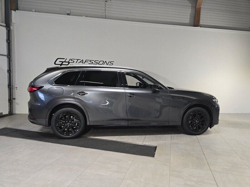 Grå (machine grey metallic) Ny 2024 Mazda CX-80 Homura-Line SUV | 675 600 kr (Marknadspris) - Bild 1/4