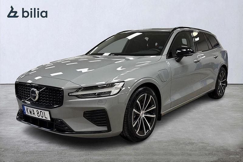 Grå Begagnad 2025 Volvo V60 Plus Kombi | 469 900 kr (Bra pris) - Bild 1/3