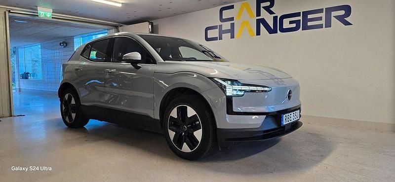 Grå Begagnad 2024 Volvo EX30 Single Motor SUV | 319 900 kr - Bild 1/4