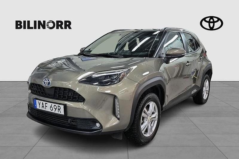 Grön Begagnad 2023 Toyota Yaris Cross Active SUV | 279 900 kr (Marknadspris) - Bild 1/4