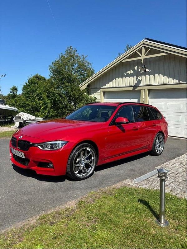 Röd Begagnad 2016 BMW 340 M Sport Kombi | 369 000 kr (Marknadspris) - Bild 1/4