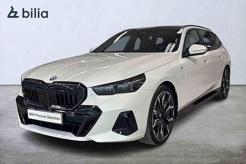 Vit Begagnad 2025 BMW 530e M Sport Kombi | 799 900 kr (Dyr) - Bild 1/1