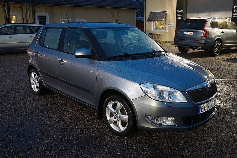 Silver Begagnad 2012 Skoda Fabia Elegance Halvkombi | 64 900 kr (Lite dyr) - Bild 1/4