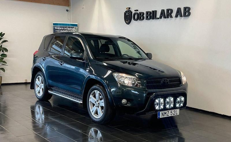 Mörkgrön (grön) Begagnad 2008 Toyota RAV4 SUV | 59 900 kr (Superpris) - Bild 1/4